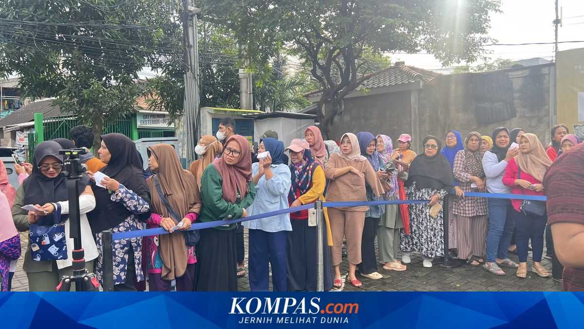 Residents Queue for Cheap Sembako in Ciganjur, Rp150,000 Package Sold for Rp100,000
