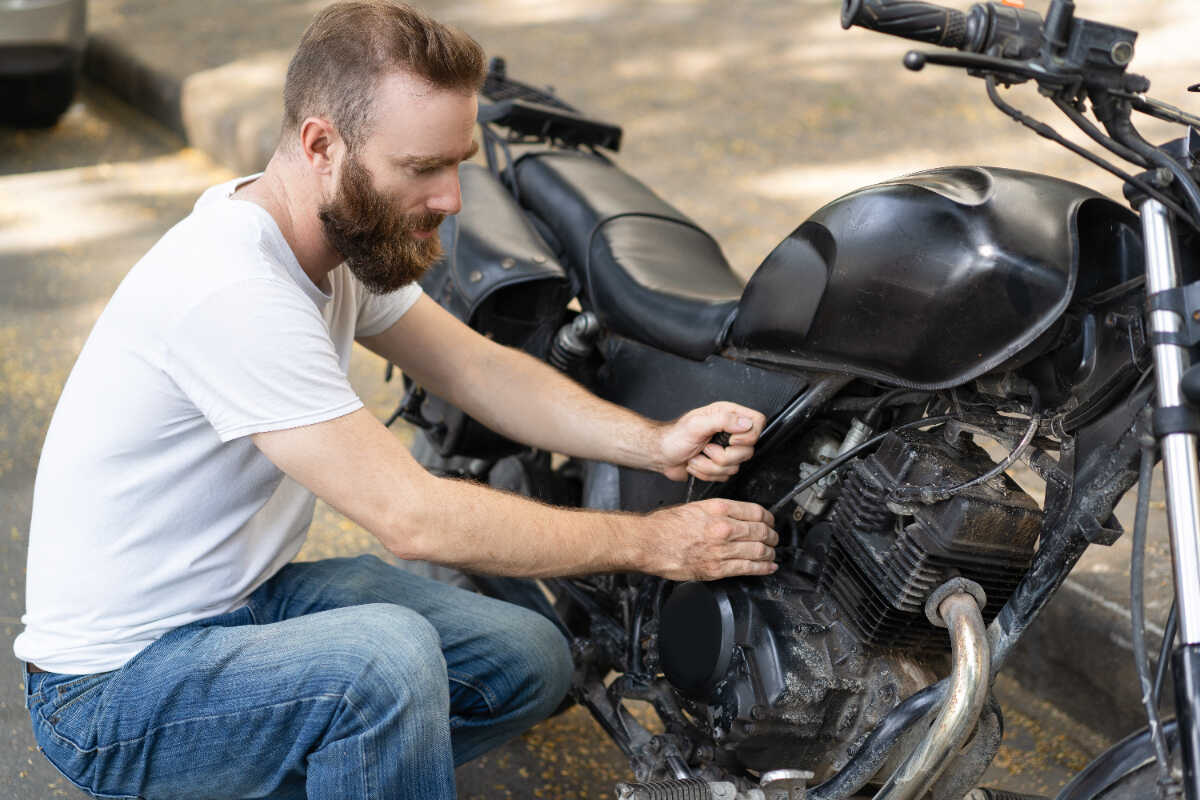 Eight causes of a motorcycle losing control on road markings