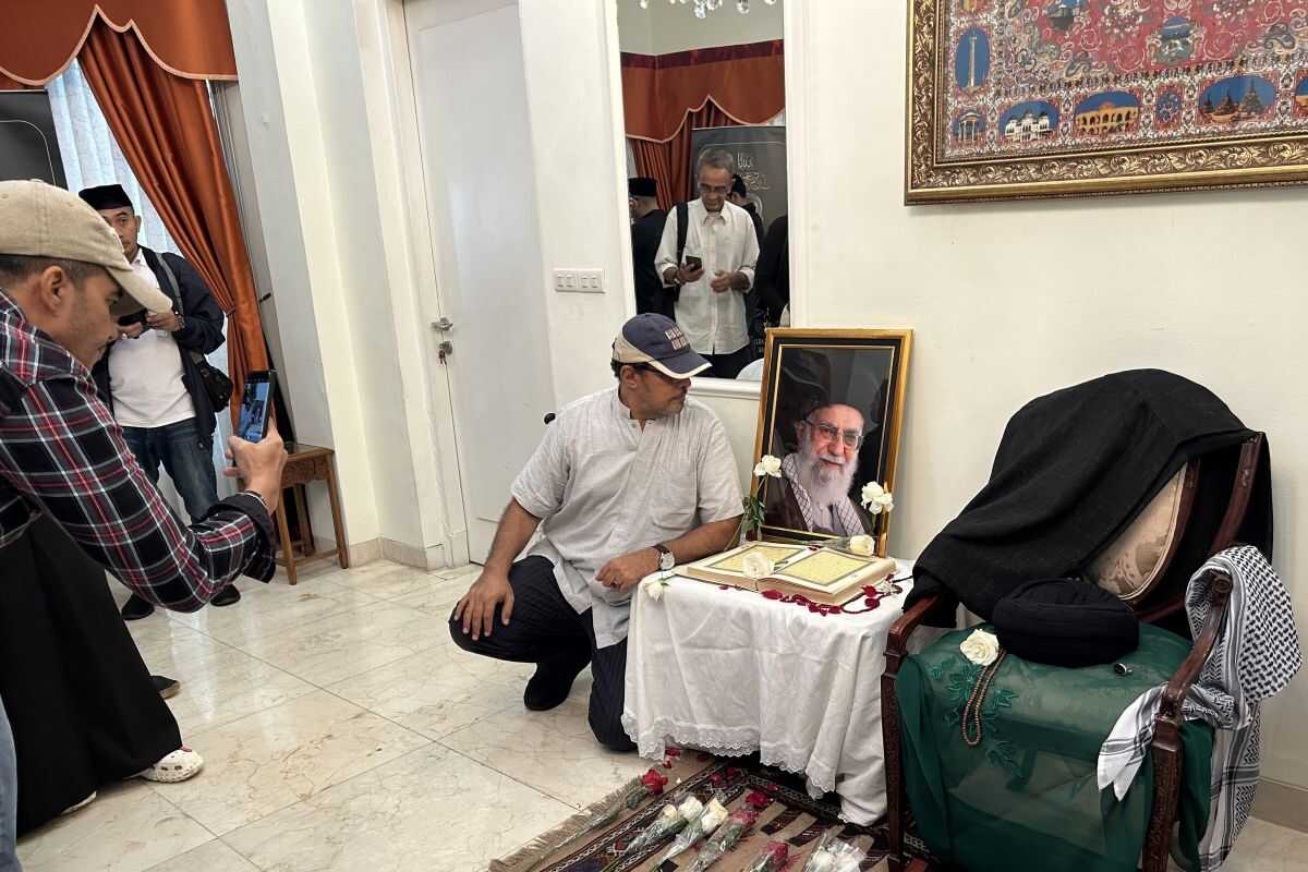 Hundreds of Jakarta residents hold joint prayers for Ali Khamenei