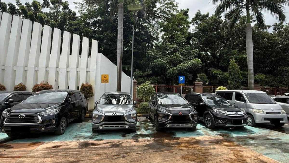 KPK Confiscates Five Cars in Bribery and Gratification Case Involving Customs Officials