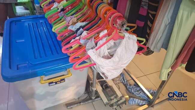 Vendors Guarantee Imported Second-hand Bras and Underwear Are Disease-free, Provide Proof