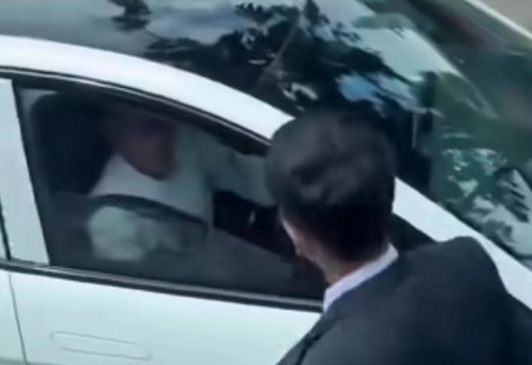 TransJakarta Responds to Altercation Between a TransJakarta Bus Conductor and an Electric Car Driver on Jalan Panjang