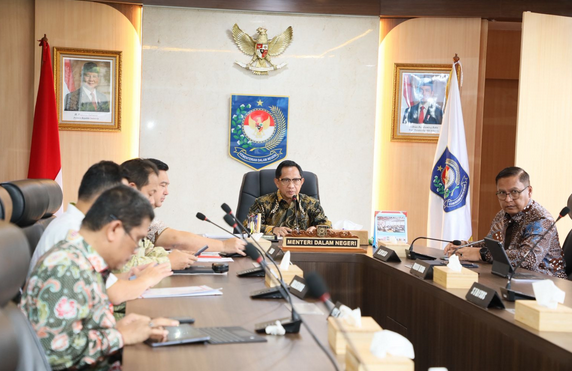 Home Affairs Minister Tito Targets Post-Disaster Refugees in Sumatra to Move Out of Tents Before Eid al-Fitr