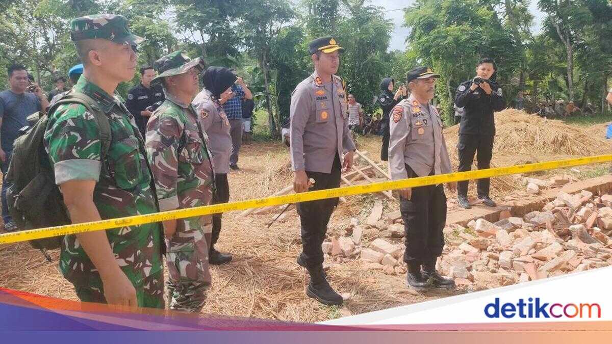 Huge explosion damages two houses in Sumenep suspected to have originated from homemade firecrackers