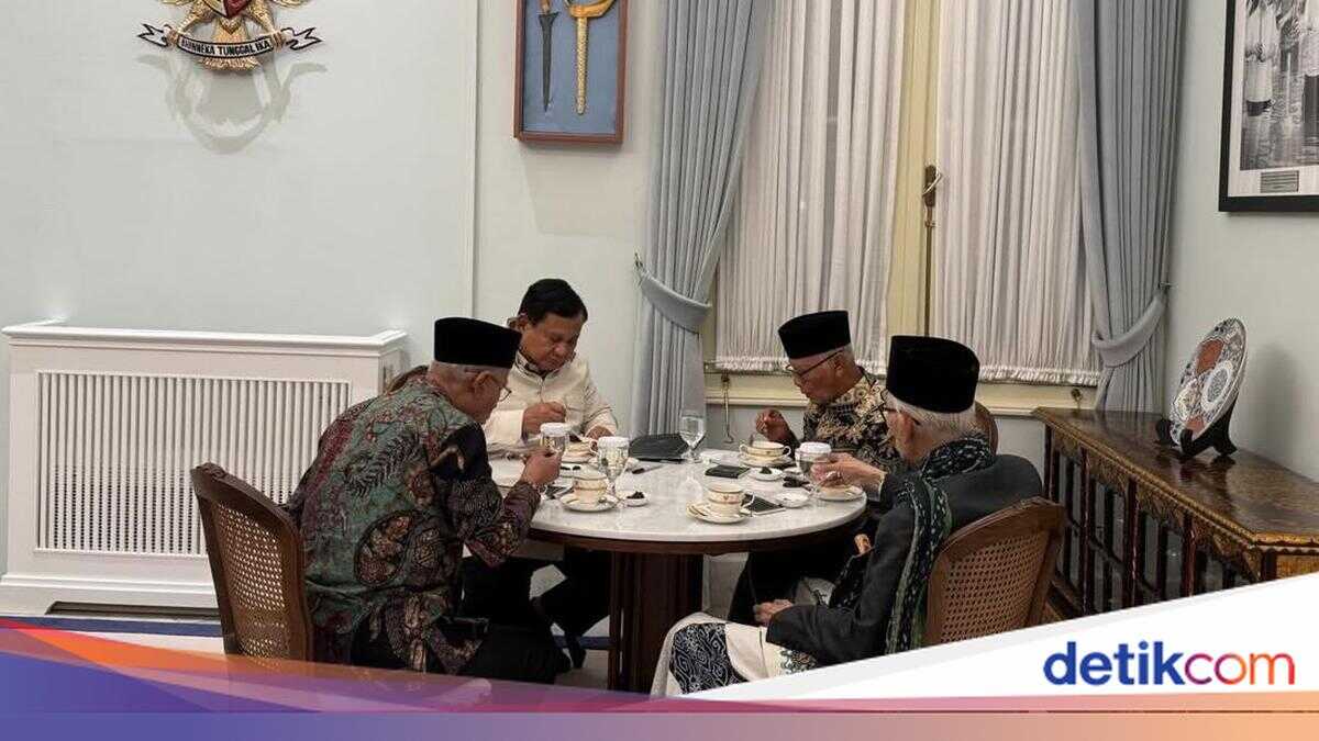 Prabowo's Iftar Moment Seated Beside PBNU Rais Aam, Muhammadiyah Chairman, and MUI Chairman