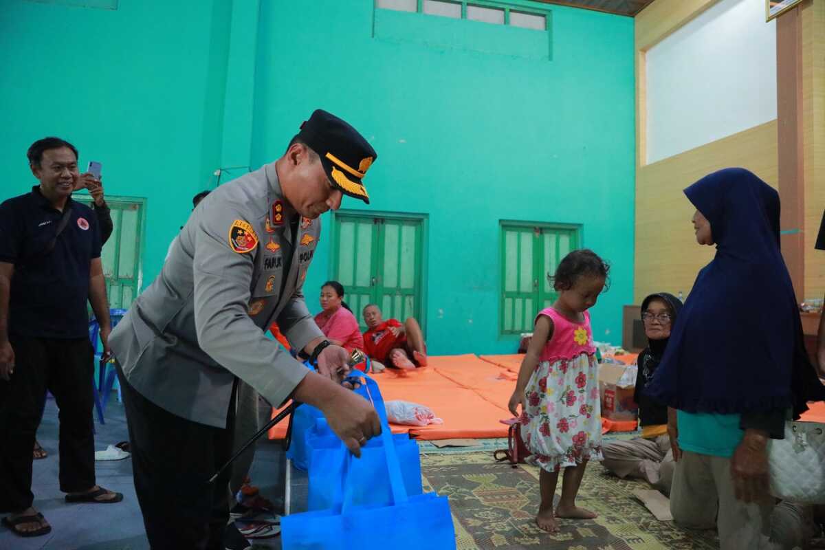 Klaten Police Distribute Social Aid to Flood Victims in Cawas Sub-district