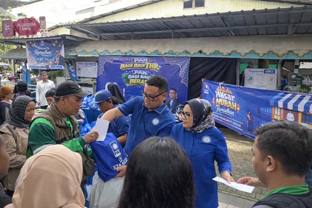 Hosting 'PANsar Murah Ramadan', Uya Kuya Distributes THR and Rice to Ojol Drivers and Residents