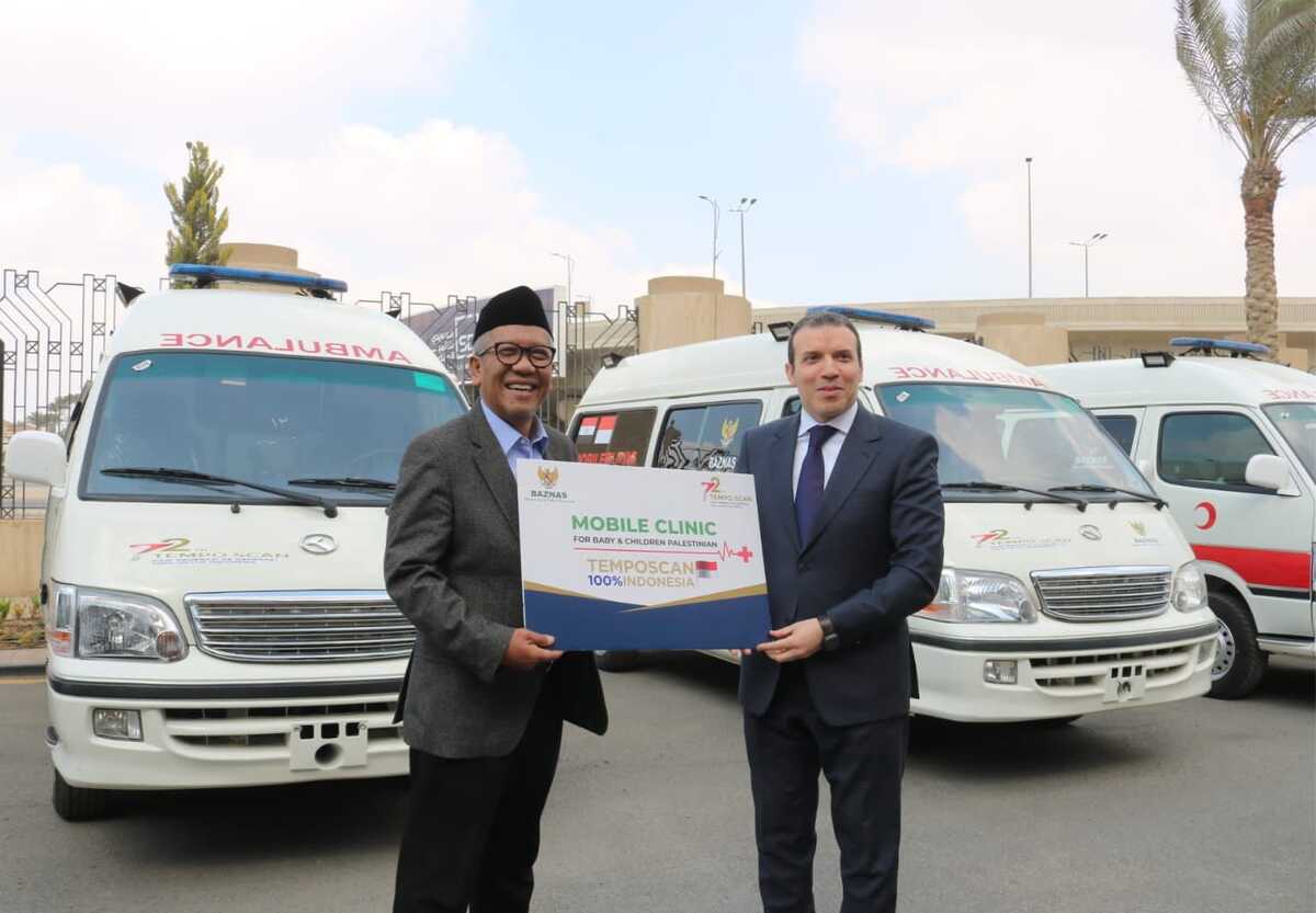 Baznas, together with Indonesia's ambassador to Egypt, distributes five ambulances to Palestine