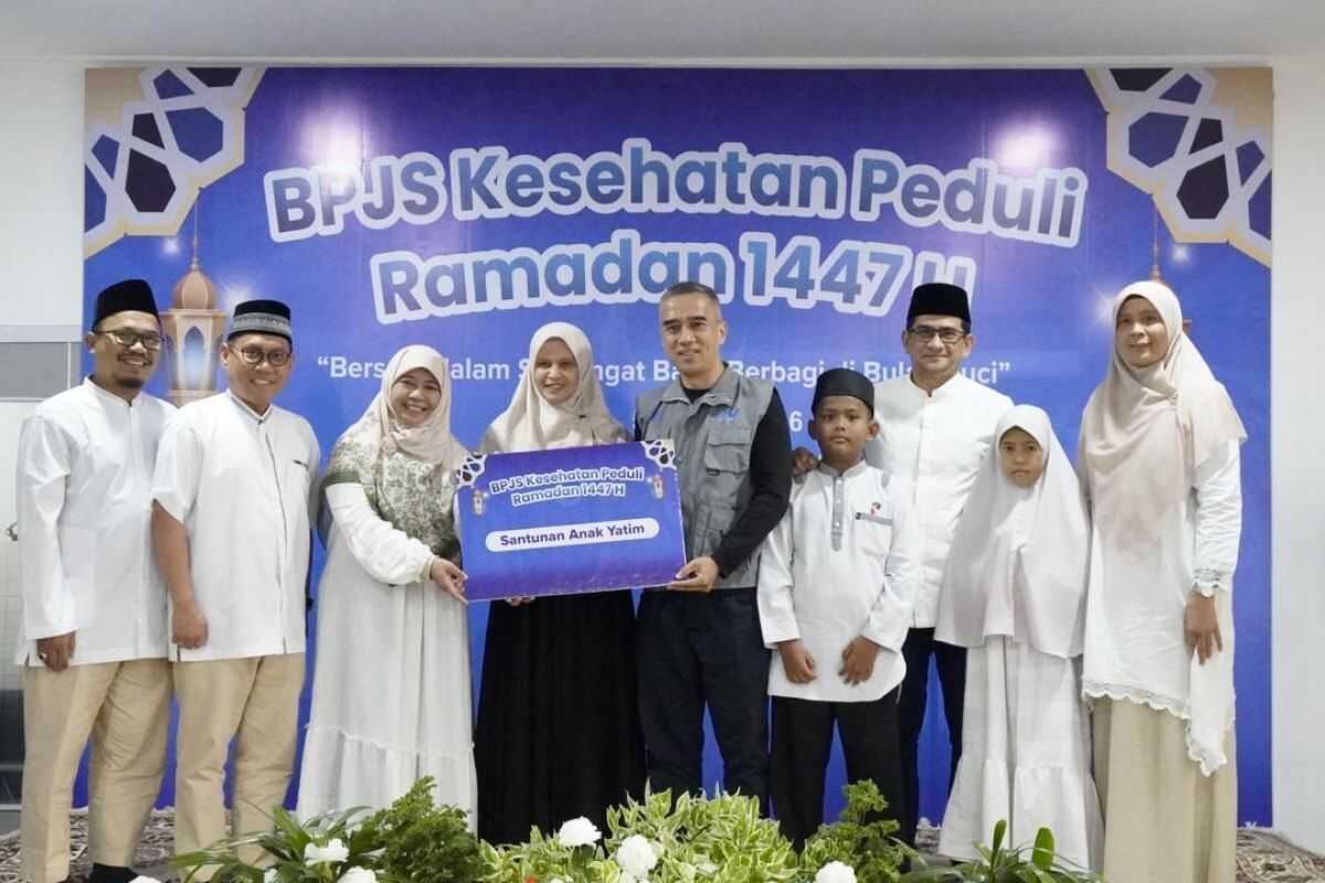 BPJS Kesehatan distributes aid to orphans in Padang