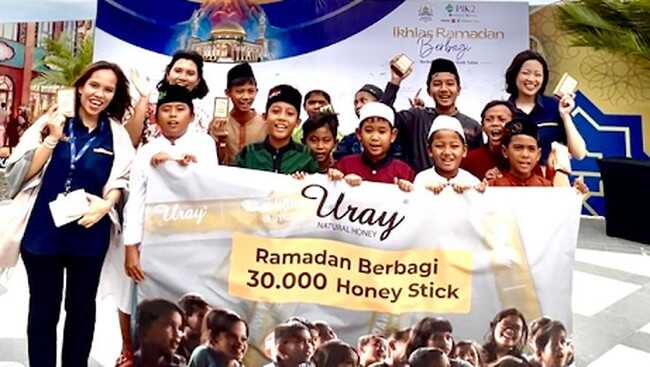 Madu Uray Distributes 30,000 Honey Sticks During Ramadan