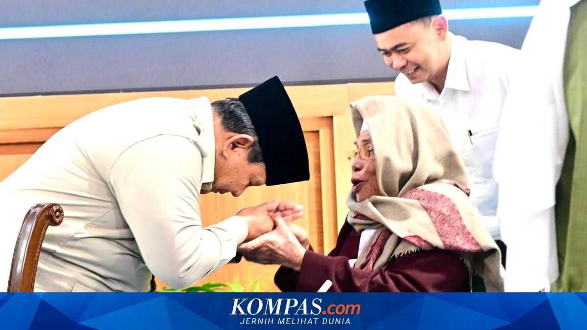 Prabowo kisses the hand of the Al-Falah Islamic boarding school head at the Merdeka Palace