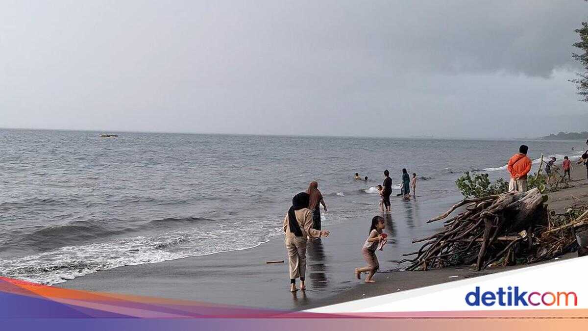 Beachgoers in Mataram Urged Not to Swim in the Sea Amid Extreme Weather