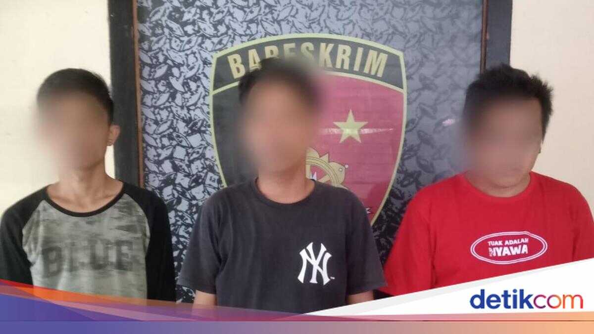 Three Mataram Men Arrested for Domino Gambling in Roadside Berugak