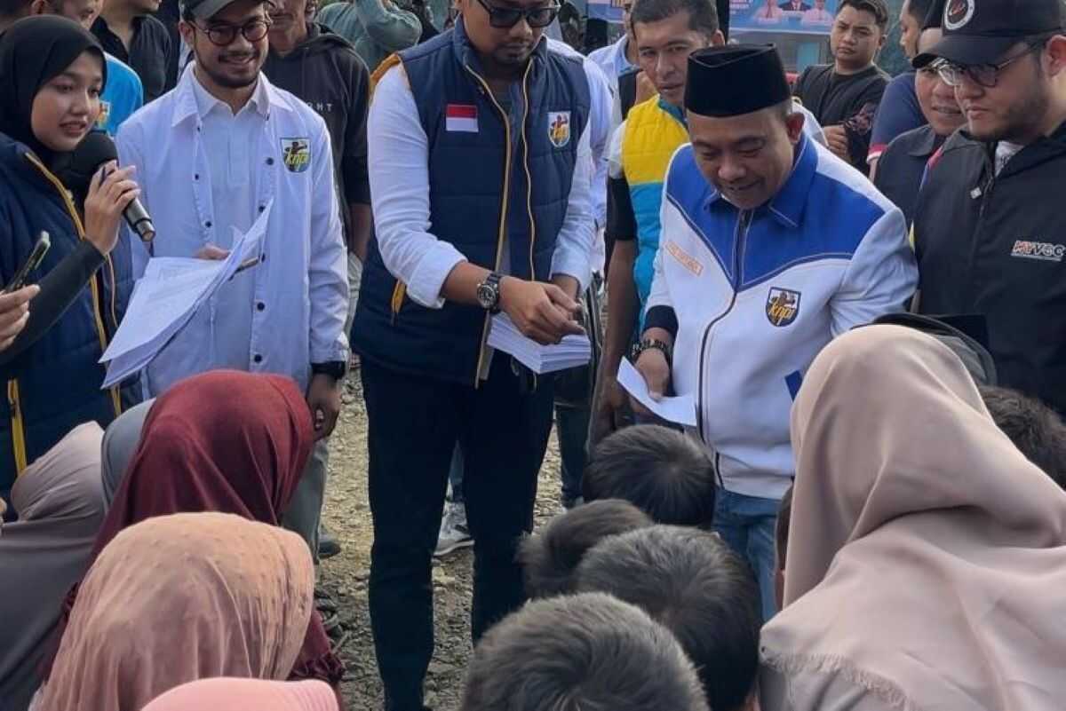 KNPI Distributes Aid to Hundreds of Children Affected by Aceh Floods