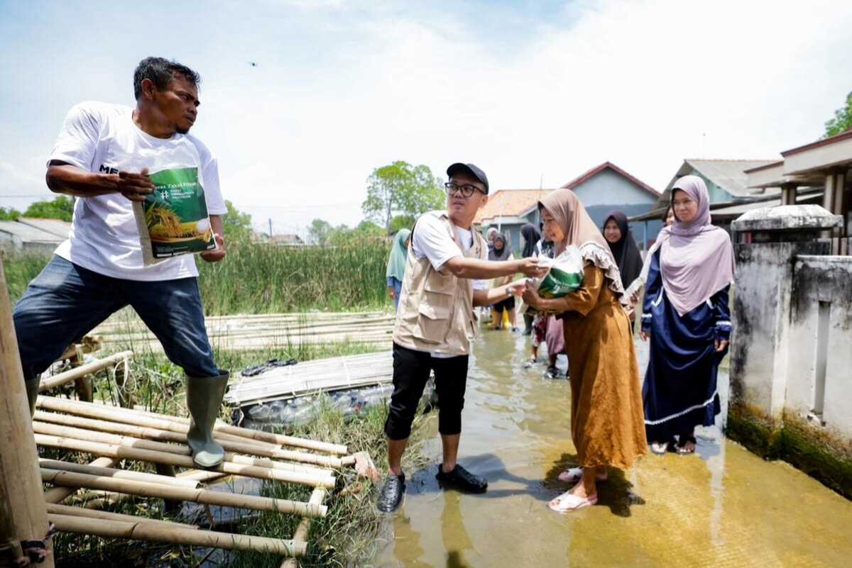 Baznas Distributes Zakat Al-Fitr Rice to Rob Flood-Affected Residents