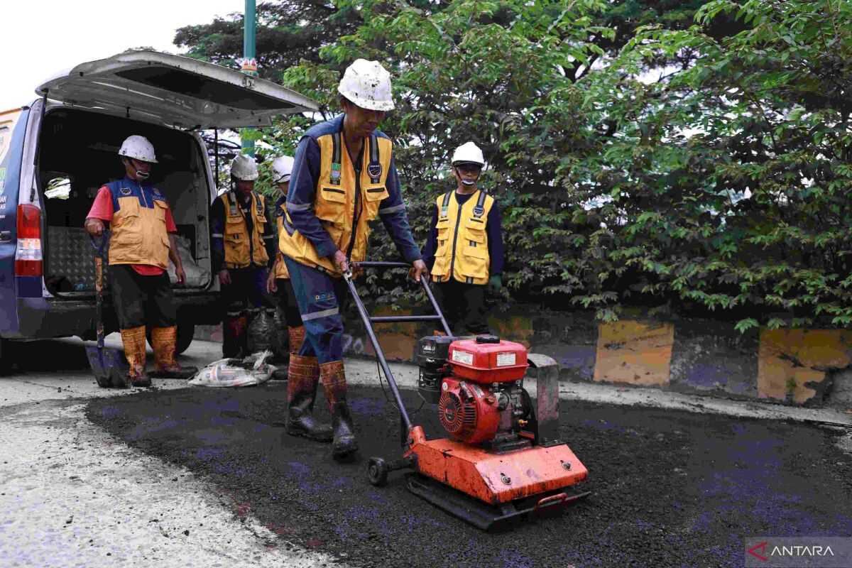 Bekasi Regency speeds up repairs on mudik routes