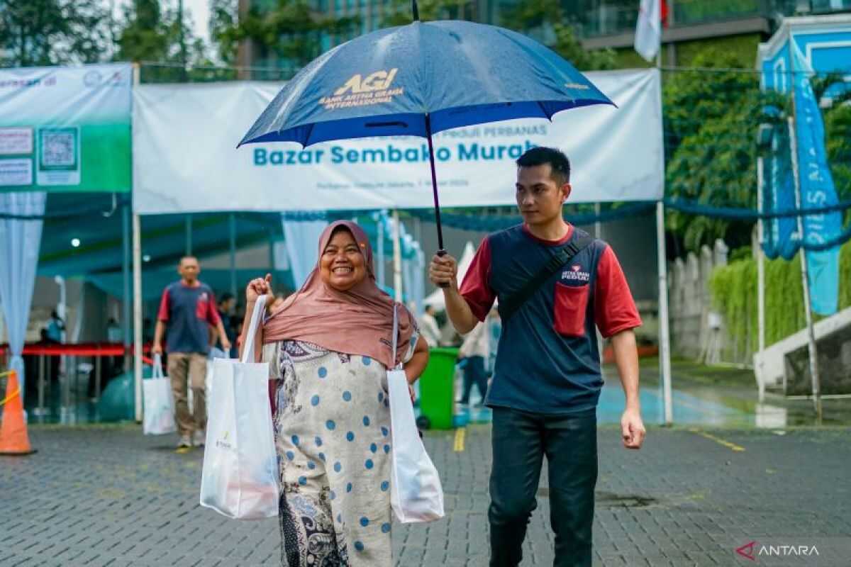 Perbanas and Artha Graha Peduli stage bazaar distributing thousands of affordable staple-food packages