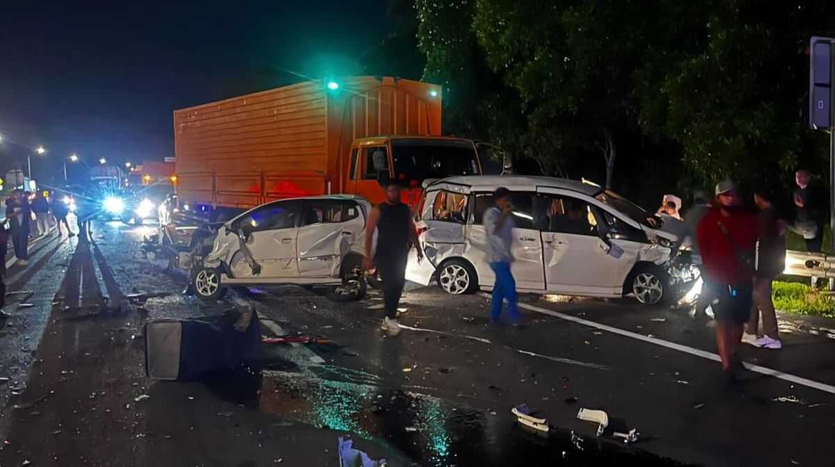Ten-vehicle crash at KM 93 Cipularang, two dead