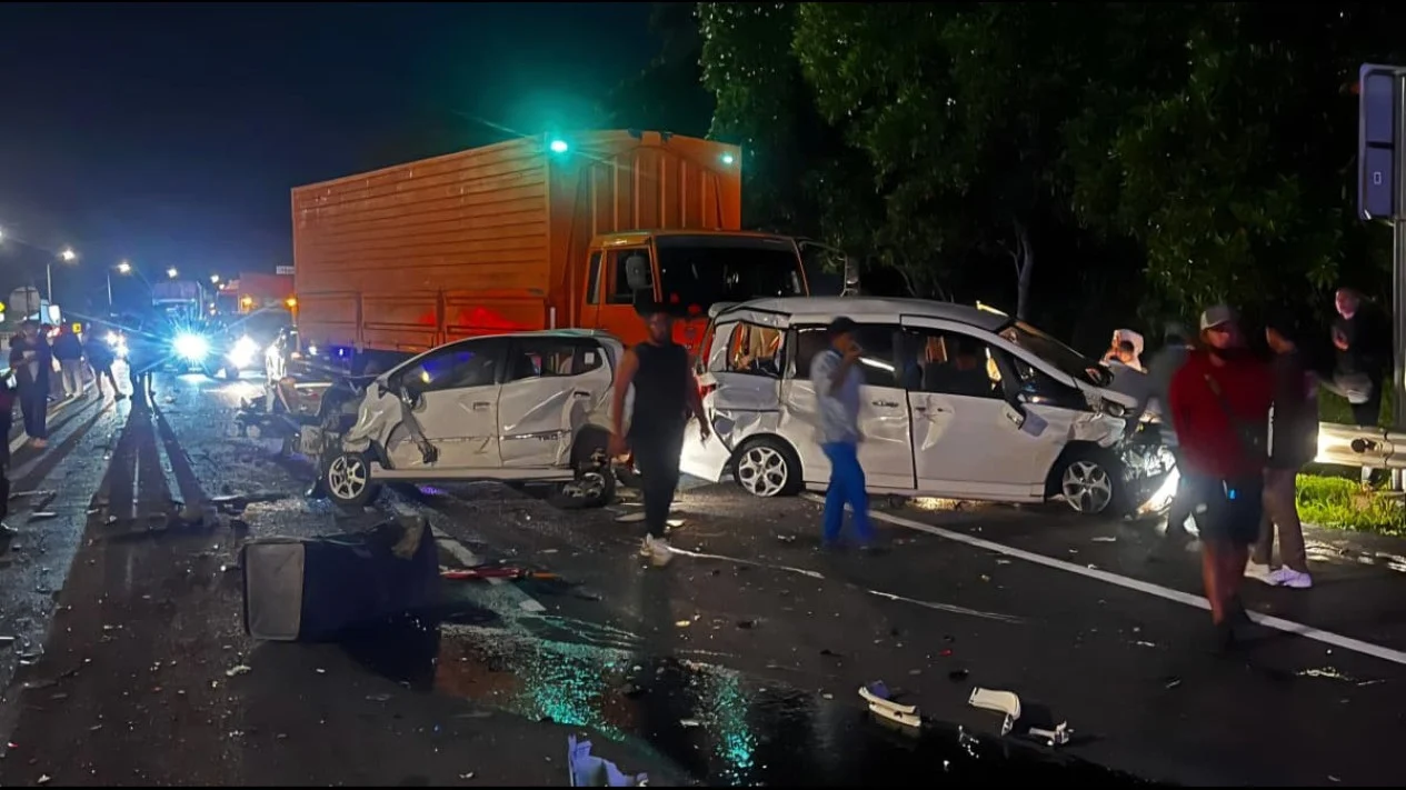 Moments of a deadly crash on the Cipularang Toll Road! 10 vehicles involved, 2 people killed