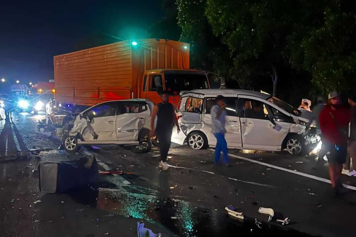 Multi-vehicle crash on Cipularang suspected to be caused by brake failure in container truck