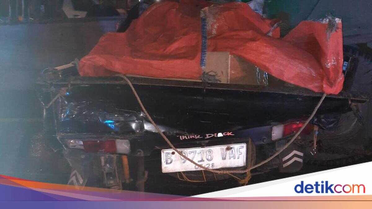 Two Dead in 10-Vehicle Pile-Up on Cipularang: Pickup Driver and Helper