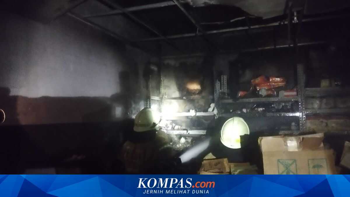 Alfamidi Minimarket in Sunter Jaya Catches Fire, Fire Suspected to Have Originated in Warehouse