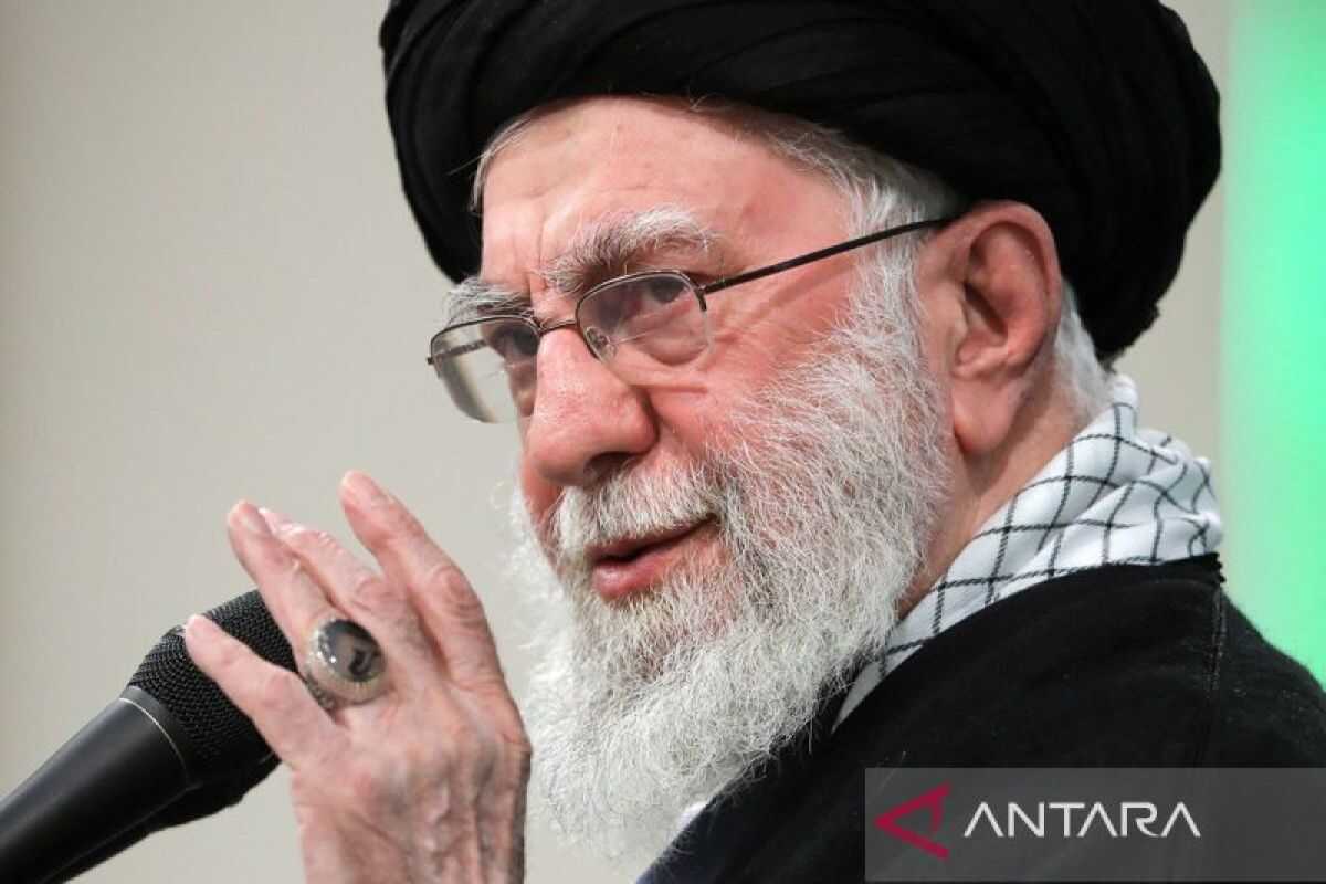 Fact-check: Photo of Iran's Supreme Leader Ayatollah Ali Khamenei killed in rubble collapse