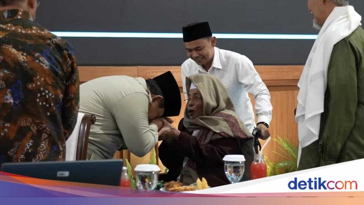 Prabowo's Greeting Moment and Hand-Kissing of a Kiai During Iftar at the Palace