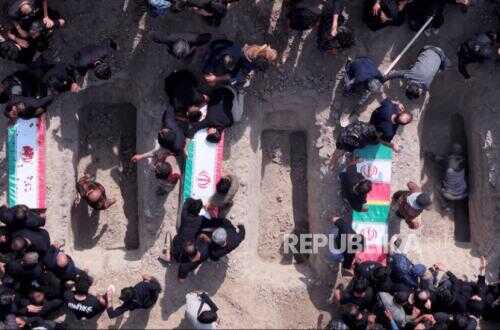 Iranian School Hit by Israeli Double Bombing; Children Killed in Mosque