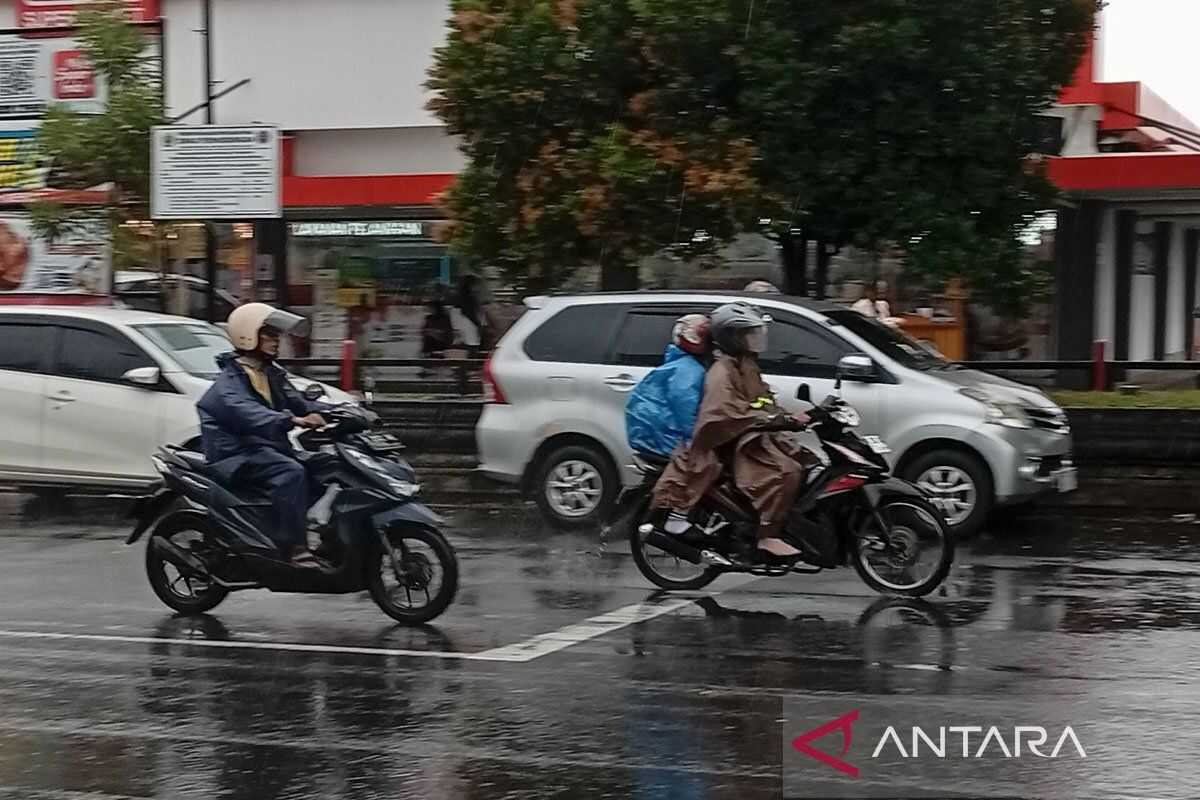 BMKG: Friday sees widespread light rain across Indonesia
