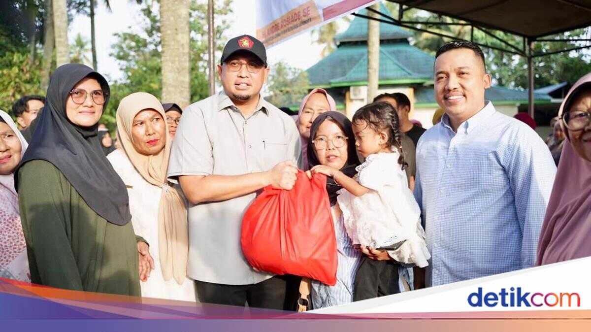 Andre Rosiade Distributes 500 Staple Food Packages and Outlines West Sumatra Development Progress