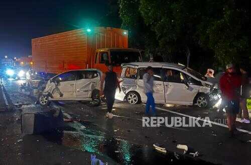 Ten vehicles involved in a multi-vehicle crash on the Cipularang Toll Road, two killed