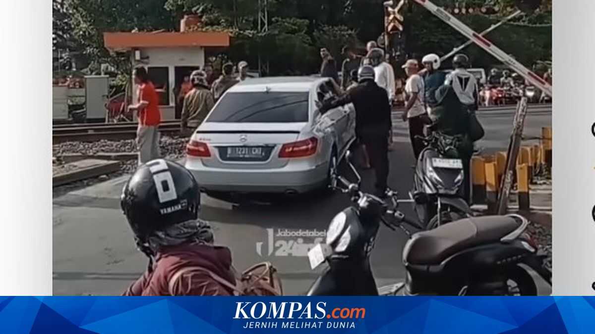 Moments when a Mercedes-Benz stalls on Bogor railway crossing as residents rush to help save lives