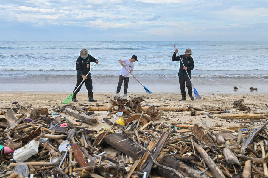 Coastal Waste Under Global Spotlight as Bali Urged to Clean Up