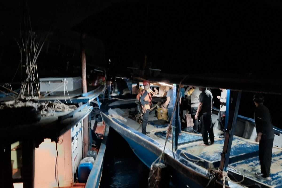 Natuna SAR team rescues four crew from leaking vessel off Serasan