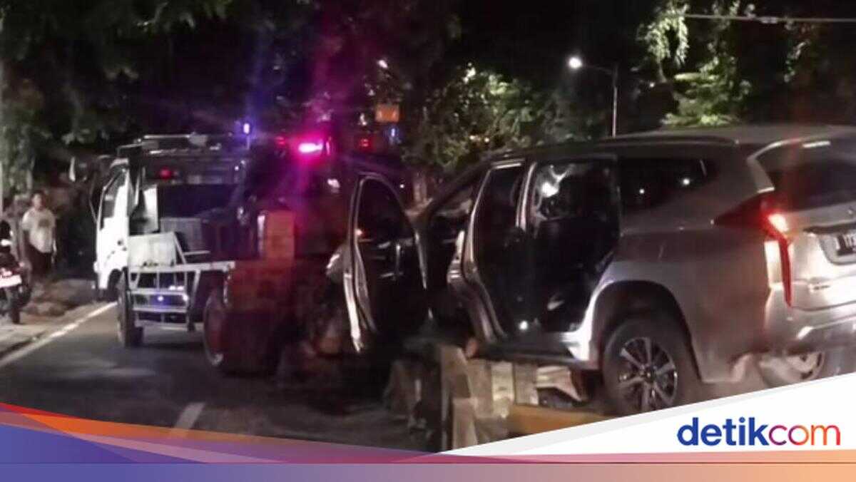 Sleepy driver, car smashed after hitting busway separator in West Jakarta