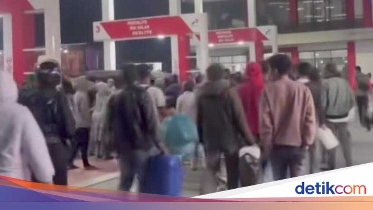 Aceh residents queue in droves at petrol stations, buying fuel in jerrycans