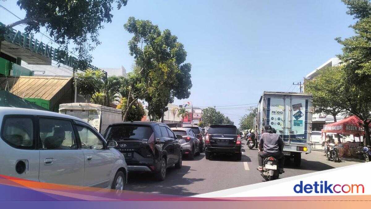Aceh Police Urge Public Not to Panic Buy; Fuel Hoarders Will Face Firm Action