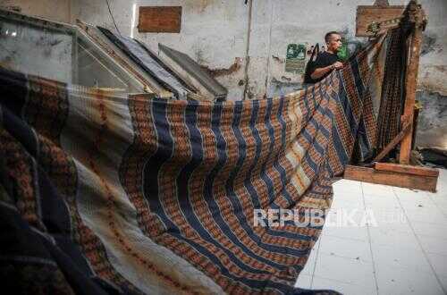 In the Midst of Crisis, Majalaya Textile Hub's Revival Grows Through the Sarung Festival