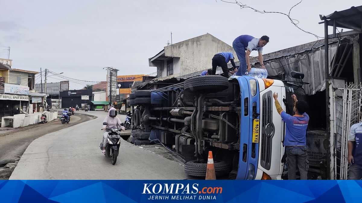 Water-Gallon Truck Overturns and Hits Shops in Bekasi