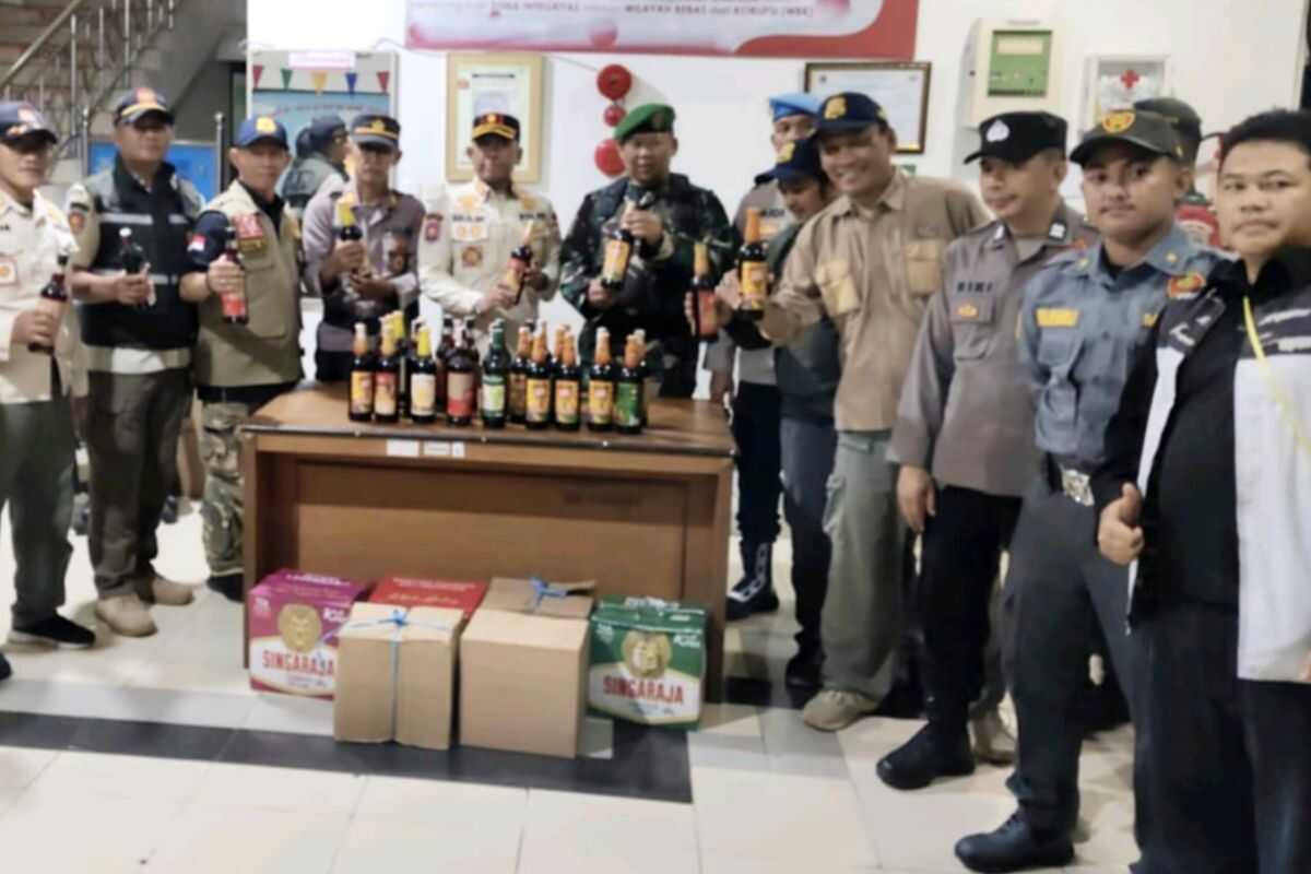 South Jakarta Satpol PP Seizes 86 Bottles of Illegal Alcohol During Ramadan