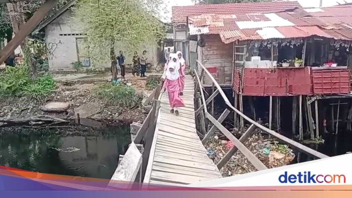 Stepping Toward Hope on the Sloping Bridge: Polri's Service for Schoolchildren's Smiles in Riau