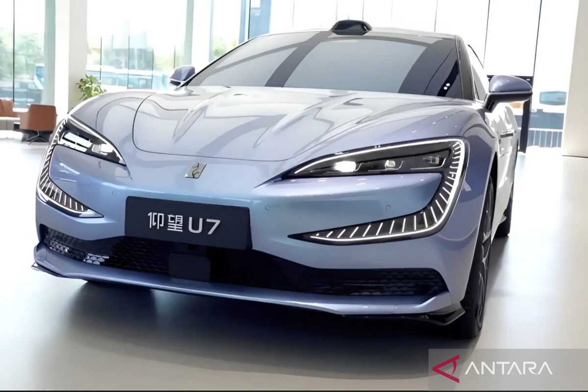 BYD launches luxury Yangwang U7 sedan with a 1,006 km range