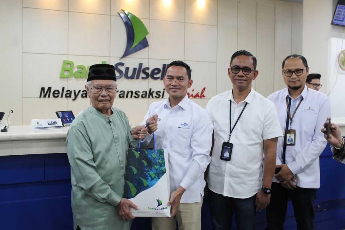 Taspen's Independent Commissioner Inspects THR Handover in Makassar