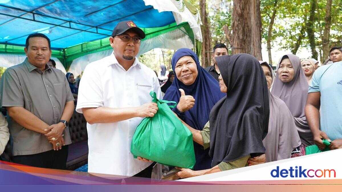 Andre Rosiade Distributes 300 Sembako Packages to Porters and Airport Workers at Minangkabau International Airport (BIM)