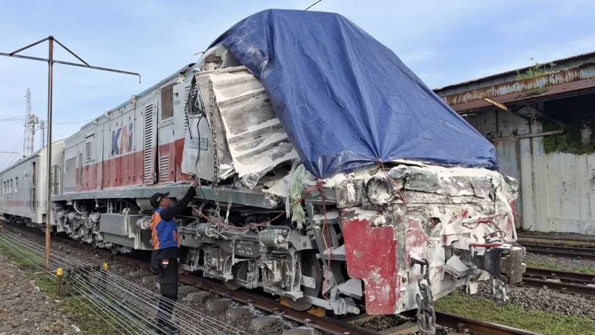 Blambangan Express Train Struck by Truck in Probolinggo