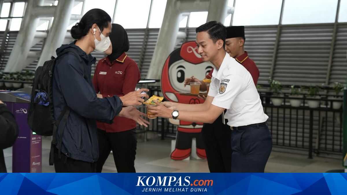 Sharing Warmth During Ramadan, LRT Jabodebek Prepares 3,150 takjil Packages for Passengers