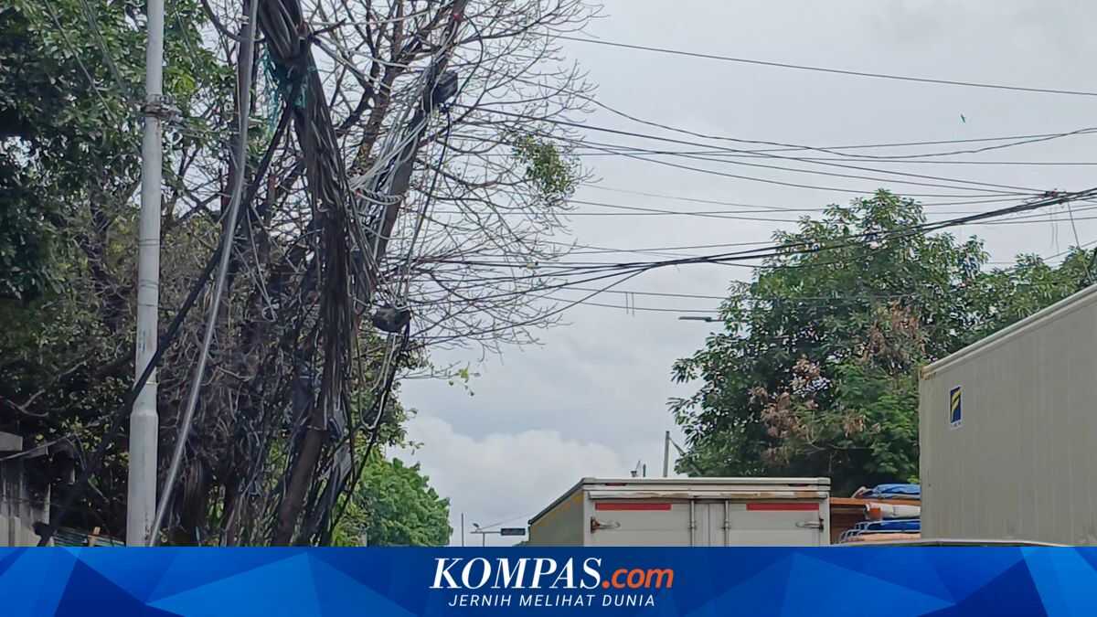 Tilted electricity pole and dangling cables on Jalan Krapu, Pademangan, residents fear for motorists
