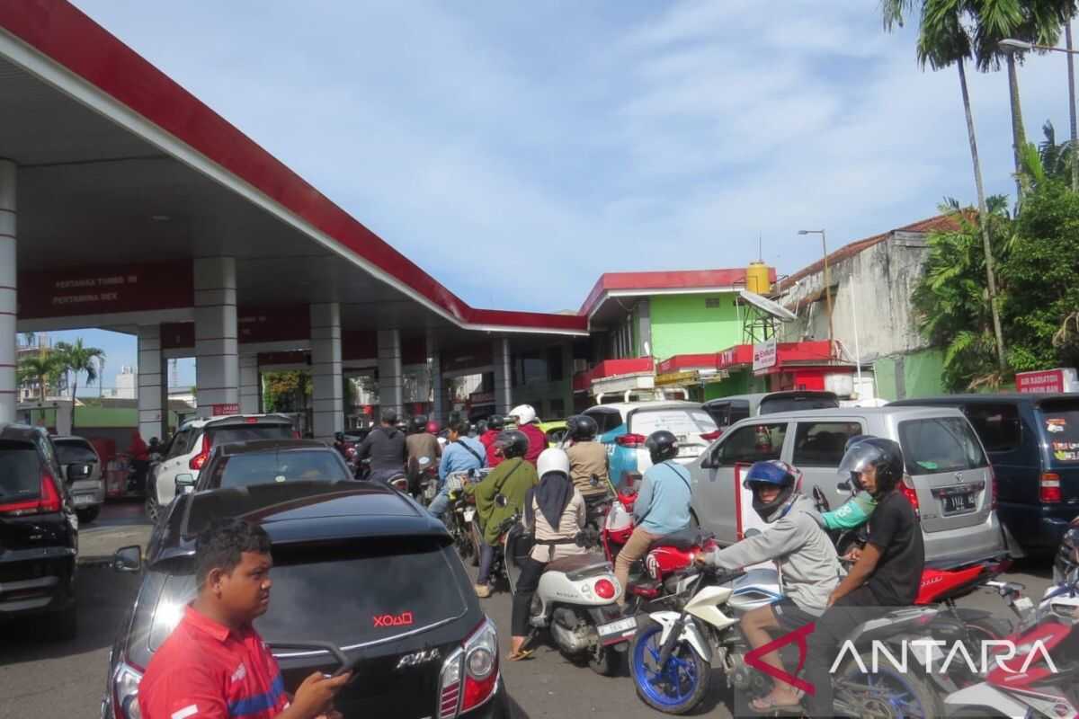 Long fuel queues at several SPBU in Jember