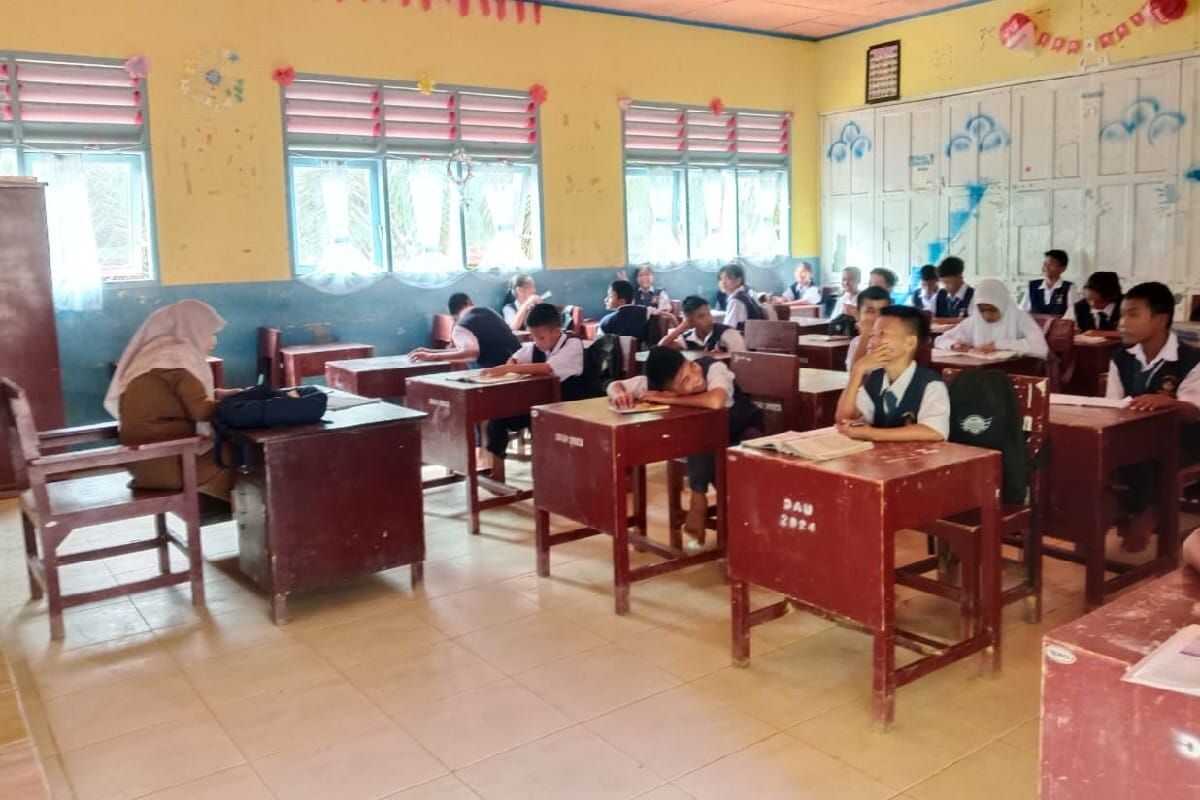 TNI completes cleaning of SMP Negeri 3 Badiri in Central Tapanuli after subsequent floods